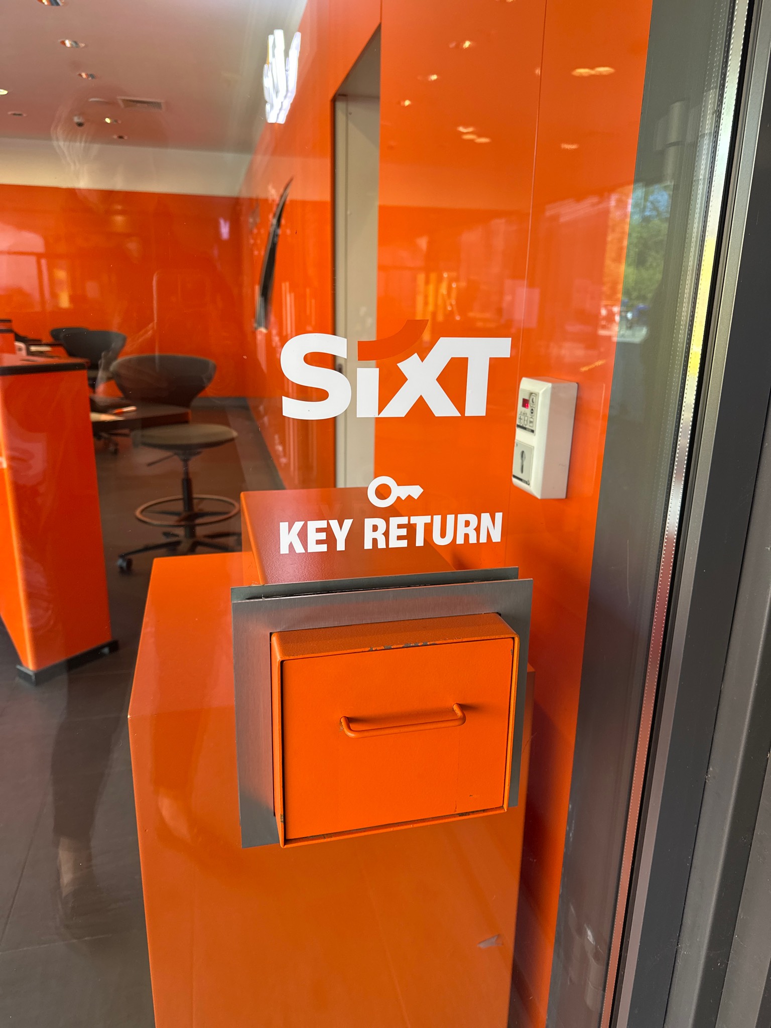 SIXT Autovermietung Wiesbaden Zentrum/Hauptbahnhof, Bahnhofsplatz 3, Lilien-Carre in Wiesbaden