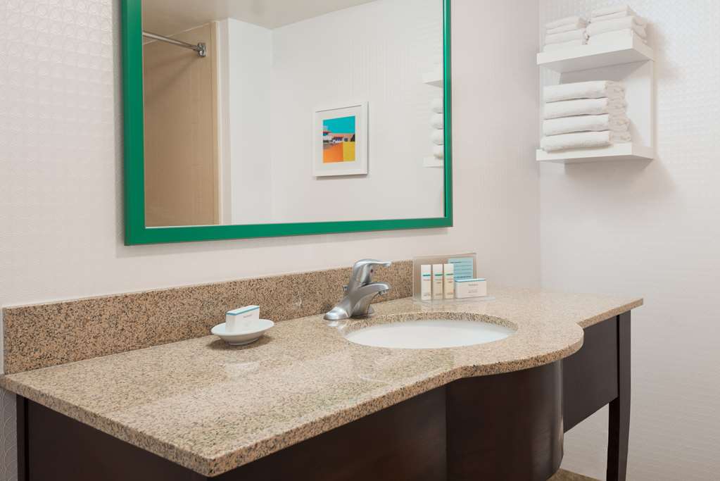 Guest room bath