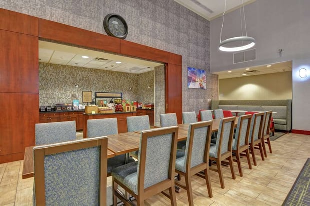 Images Hampton Inn & Suites Newark-Harrison-Riverwalk