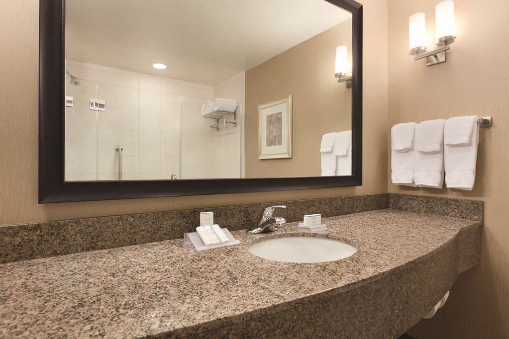 Guest room bath