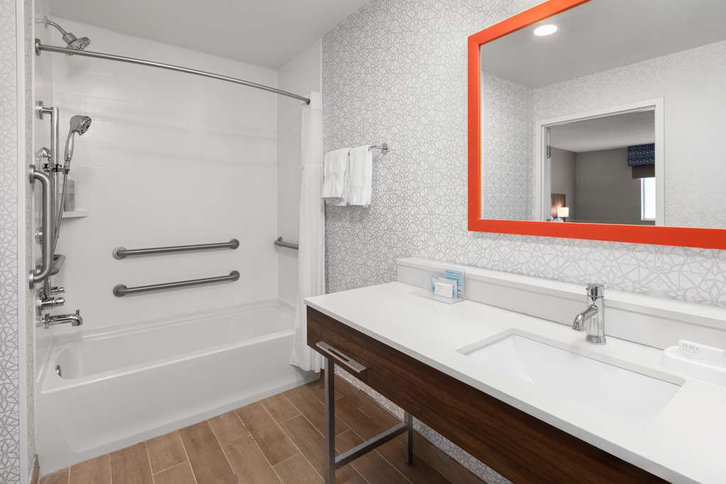 Guest room bath