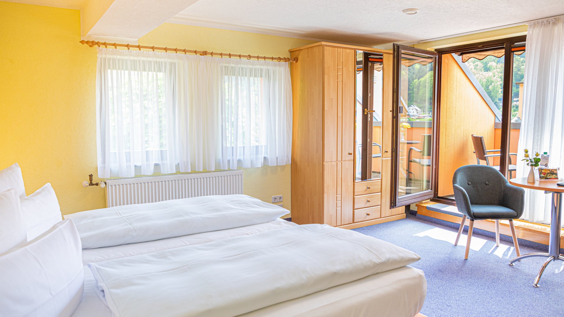 Komfort-Zimmer mit Balkon zur Elbseite
