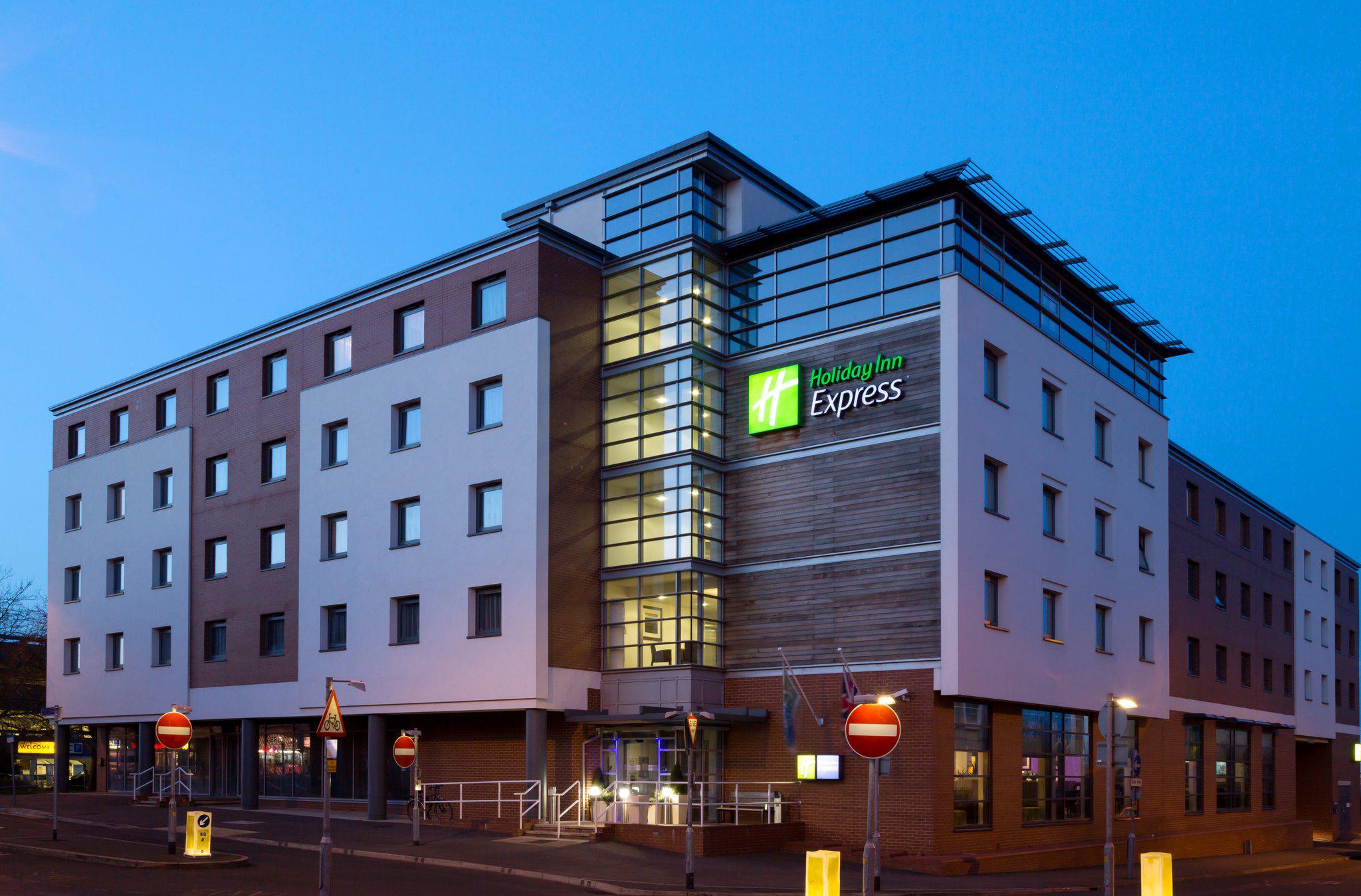 Holiday Inn Express Harlow - Hotels in Harlow CM20 1NB - 192.com