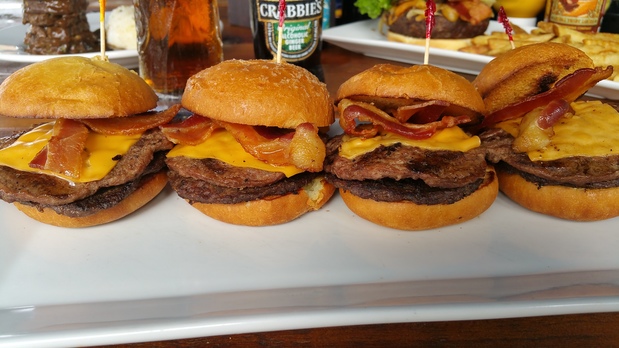Images Marina 84 Sports Bar & Grill