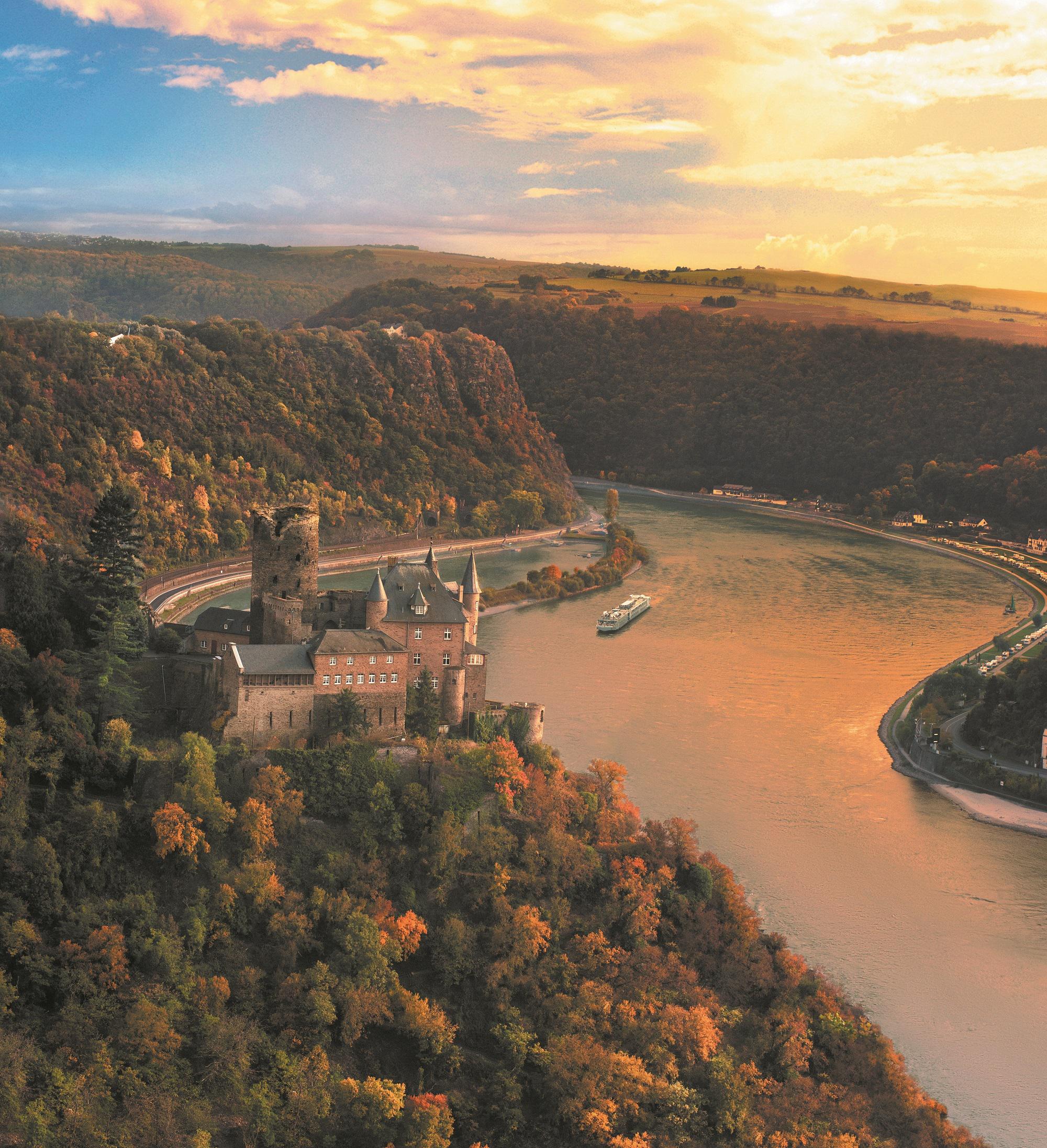Река в германии приток мозеля. Река Рейн в Германии. Долина среднего Рейна Германия. Долина реки Рейн Германия. Река Эльба в Германии.