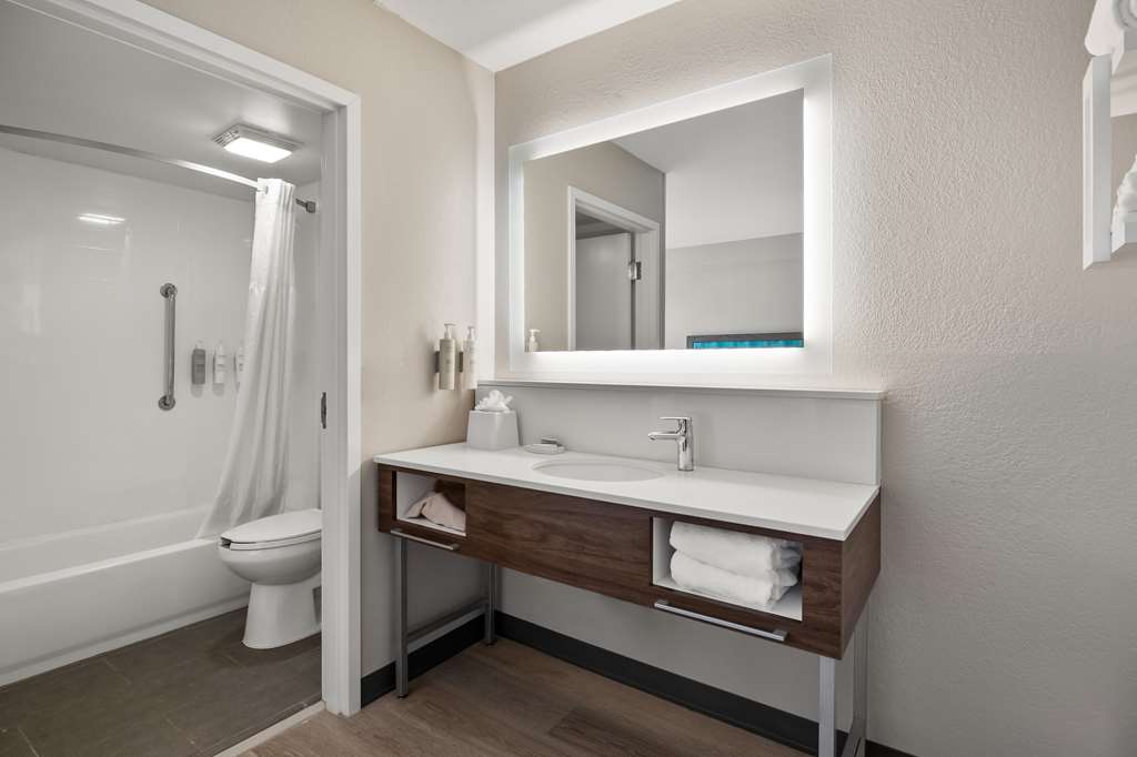 Guest room bath