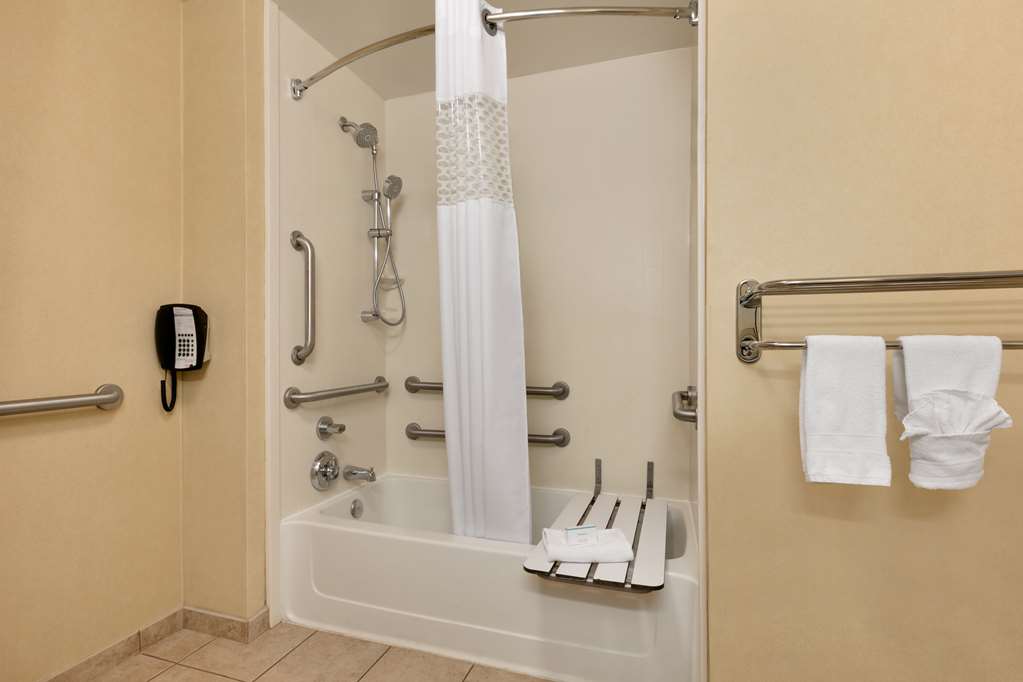 Guest room bath
