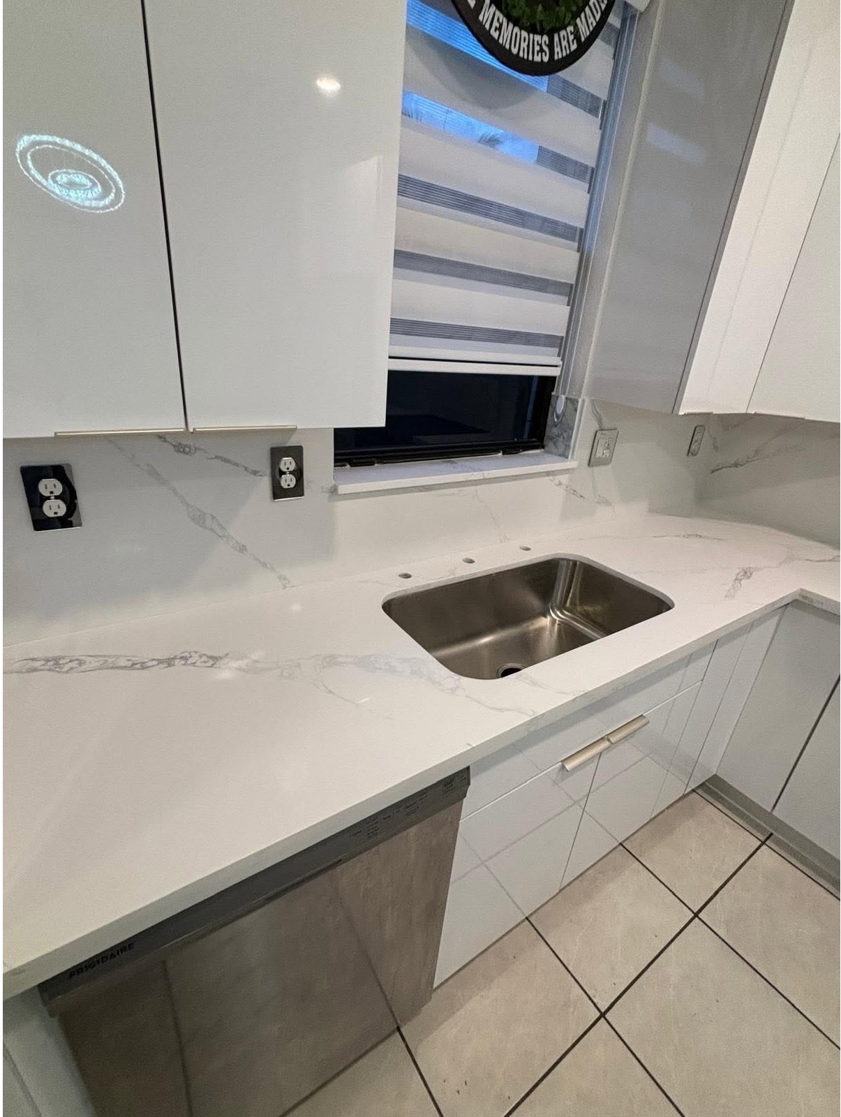Remodelación de cocina con encimeras y salpicadero de cuarzo blanco calacatta, fregadero bajo cubier 