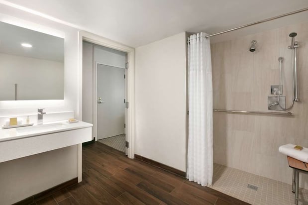 Images DoubleTree by Hilton McLean Tysons