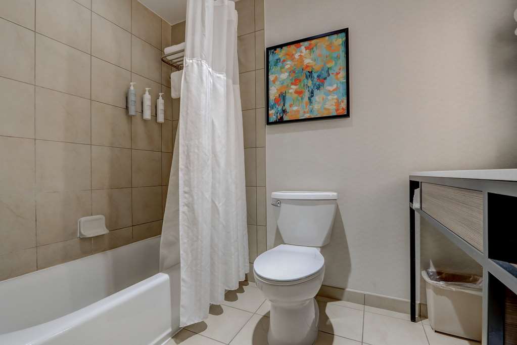 Guest room bath