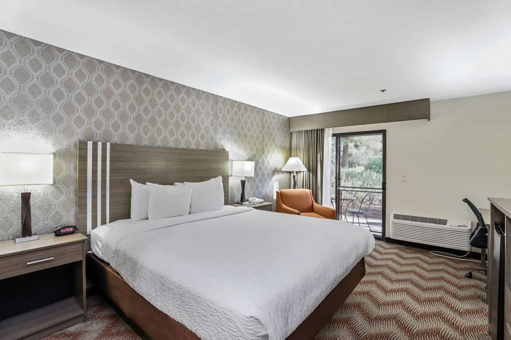 King Woodview Room