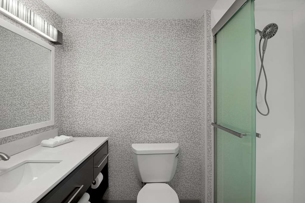 Guest room bath