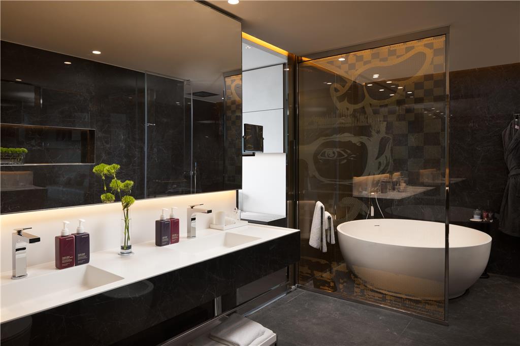 Suite bathroom