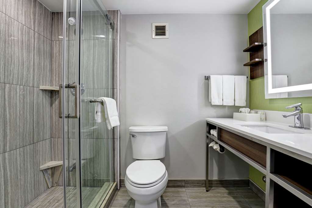 Guest room bath Hilton Garden Inn Toronto/Ajax Ajax (905)686-9400