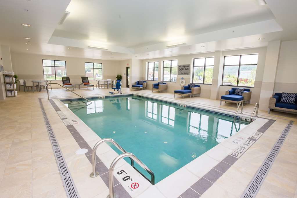 Pool Hampton Inn & Suites Pittsburgh/Harmarville Pittsburgh (412)423-1100