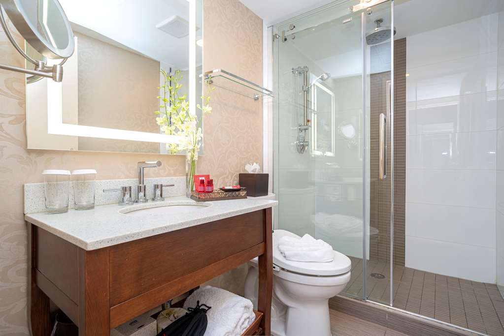 Best Western Premier Chateau Granville Hotel & Suites & Conf. Centre in Vancouver: King Guest Room- Bathroom