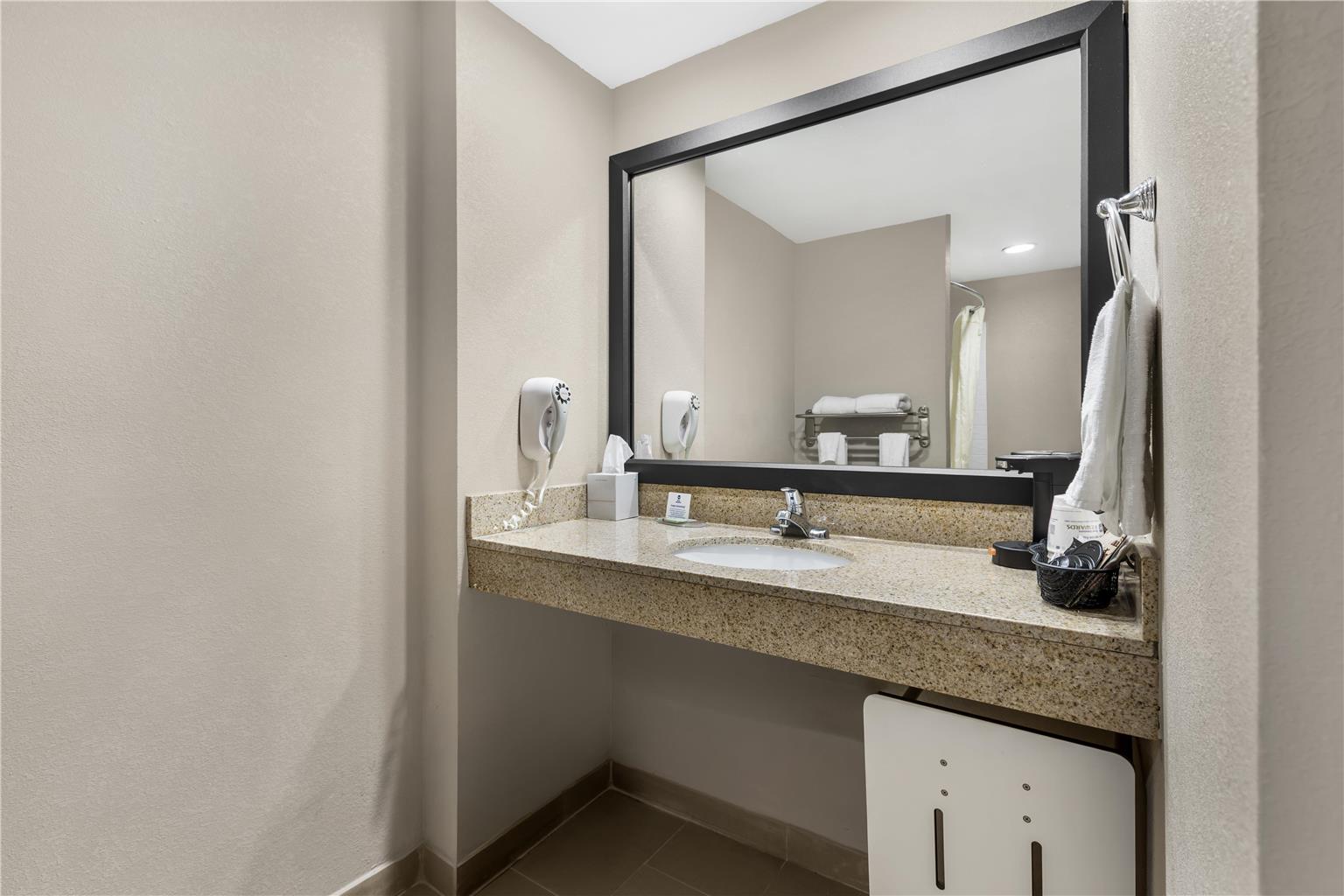 ADA King- Bathtub Bathroom