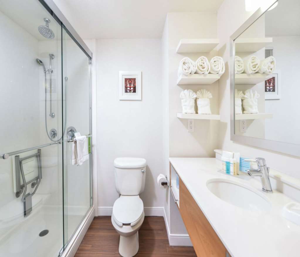 Guest room bath