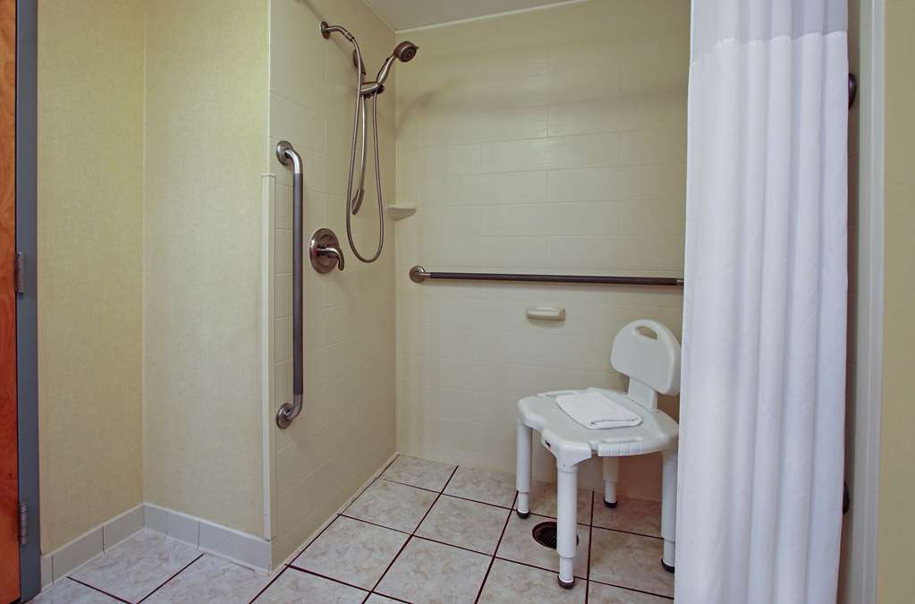 Guest room bath