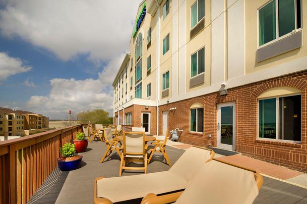 Images Holiday Inn Express & Suites San Antonio West-Seaworld Area by IHG