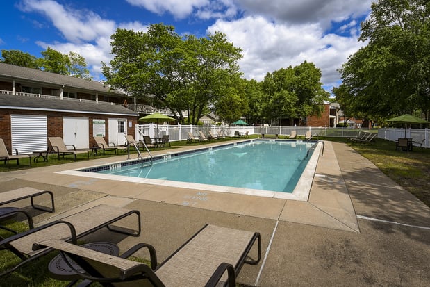 Images Country Manor Apartments