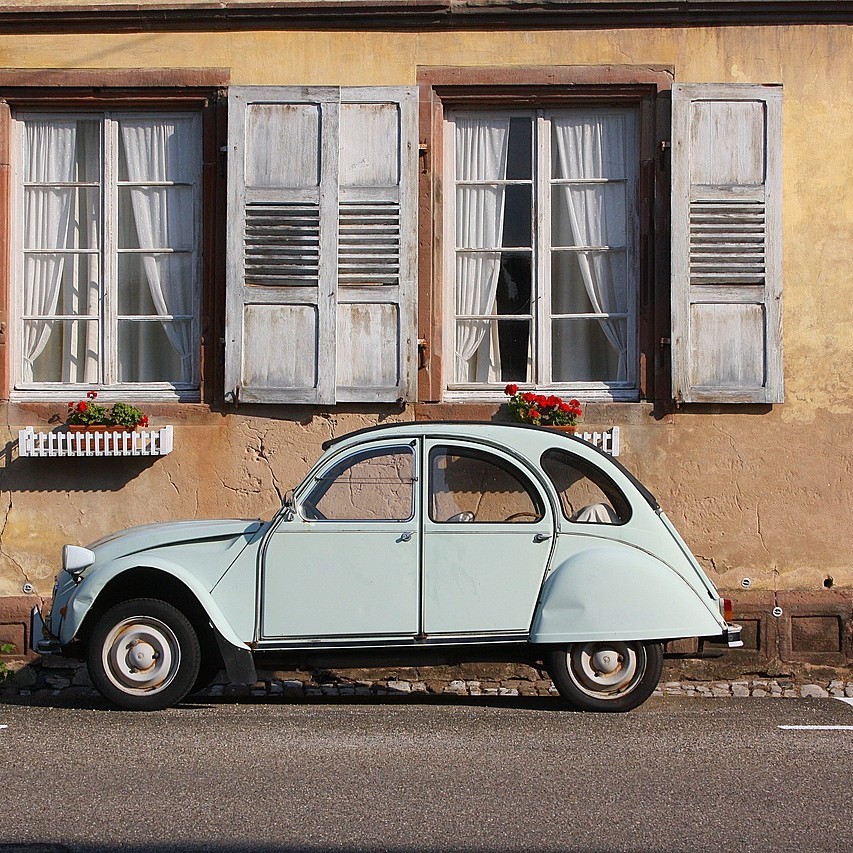 Bild zu Sobald ein Firmen-KFZ auch privat genutzt werden darf, muss dafür ein Sachbezug verrechnet werden. Dieser ist Sozial- und Lohnsteuerpflichtig. Falls bei Firmenautos kein Sachbezug verrechnet wird, muss die 100%ige betriebliche Nutzung mittels Fahrtenbuch oder „anderer geeigneter Aufzeichnungen“ nachgewiesen werden. AUSNAHME: Elektro-Autos