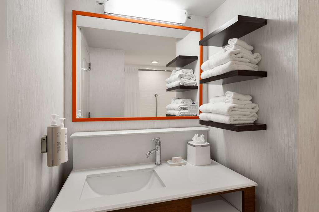 Guest room bath
