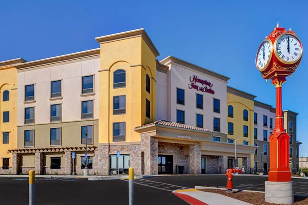 Images Hampton Inn & Suites Marina