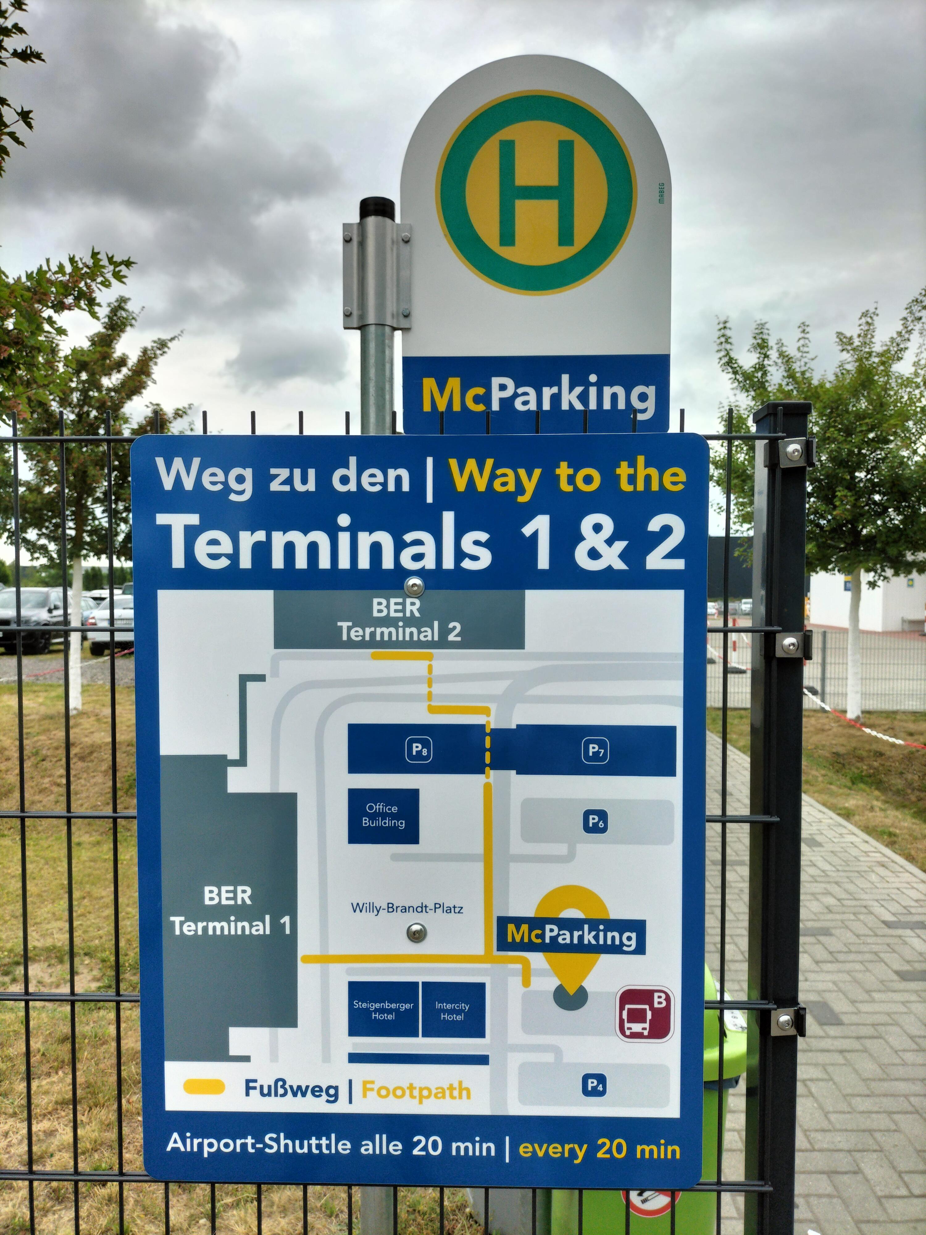 In wenigen Minuten erreichen Sie den Terminal 1 und 2 vom McParking Shuttle Busparkplatz