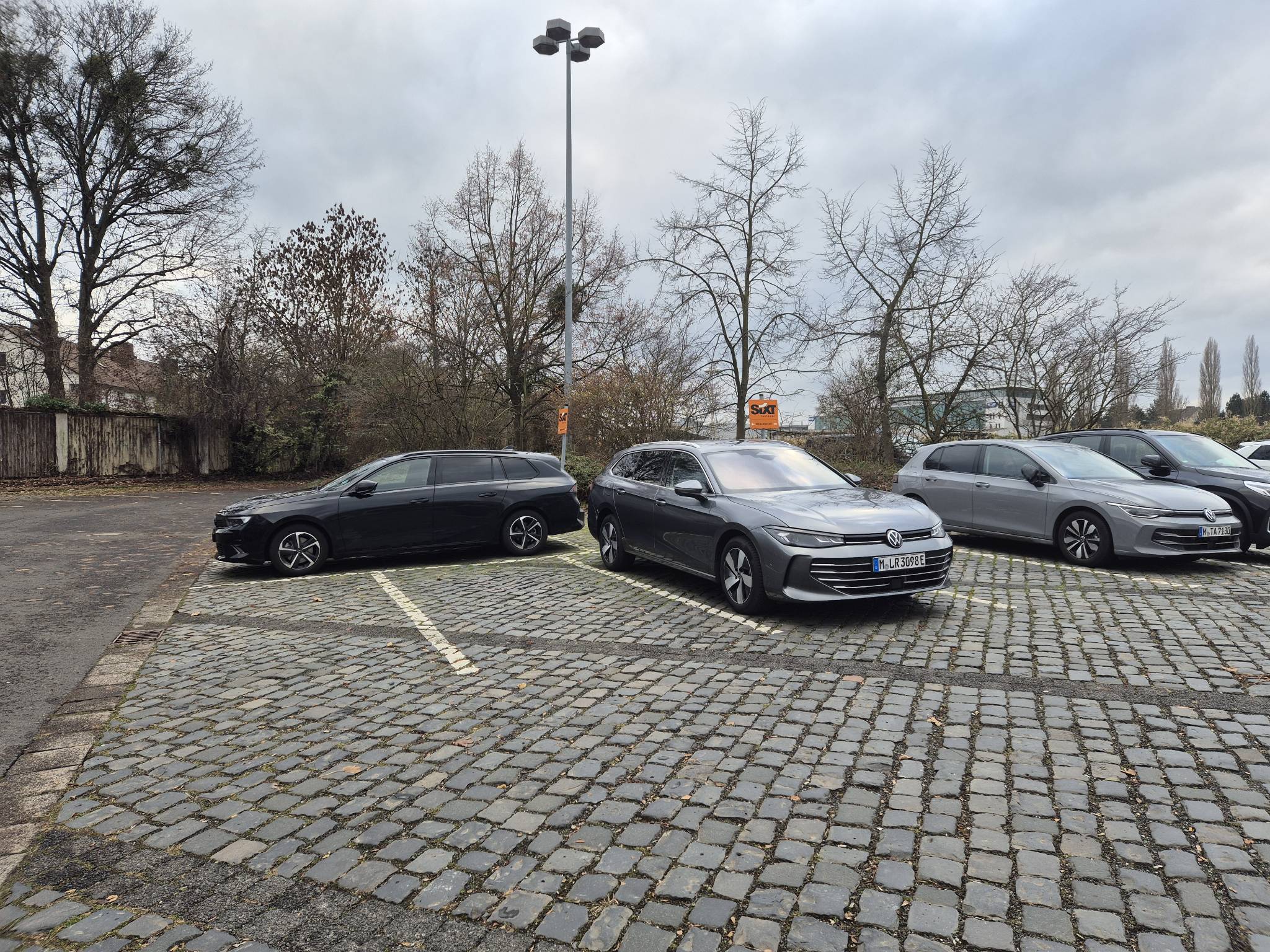 SIXT Autovermietung Kassel-Wilhelmshoehe Bahnhof, Willy-Brandt-Platz 1 in Kassel