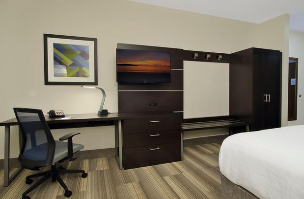 Images Holiday Inn Express & Suites Brookshire - Katy Freeway, an IHG Hotel