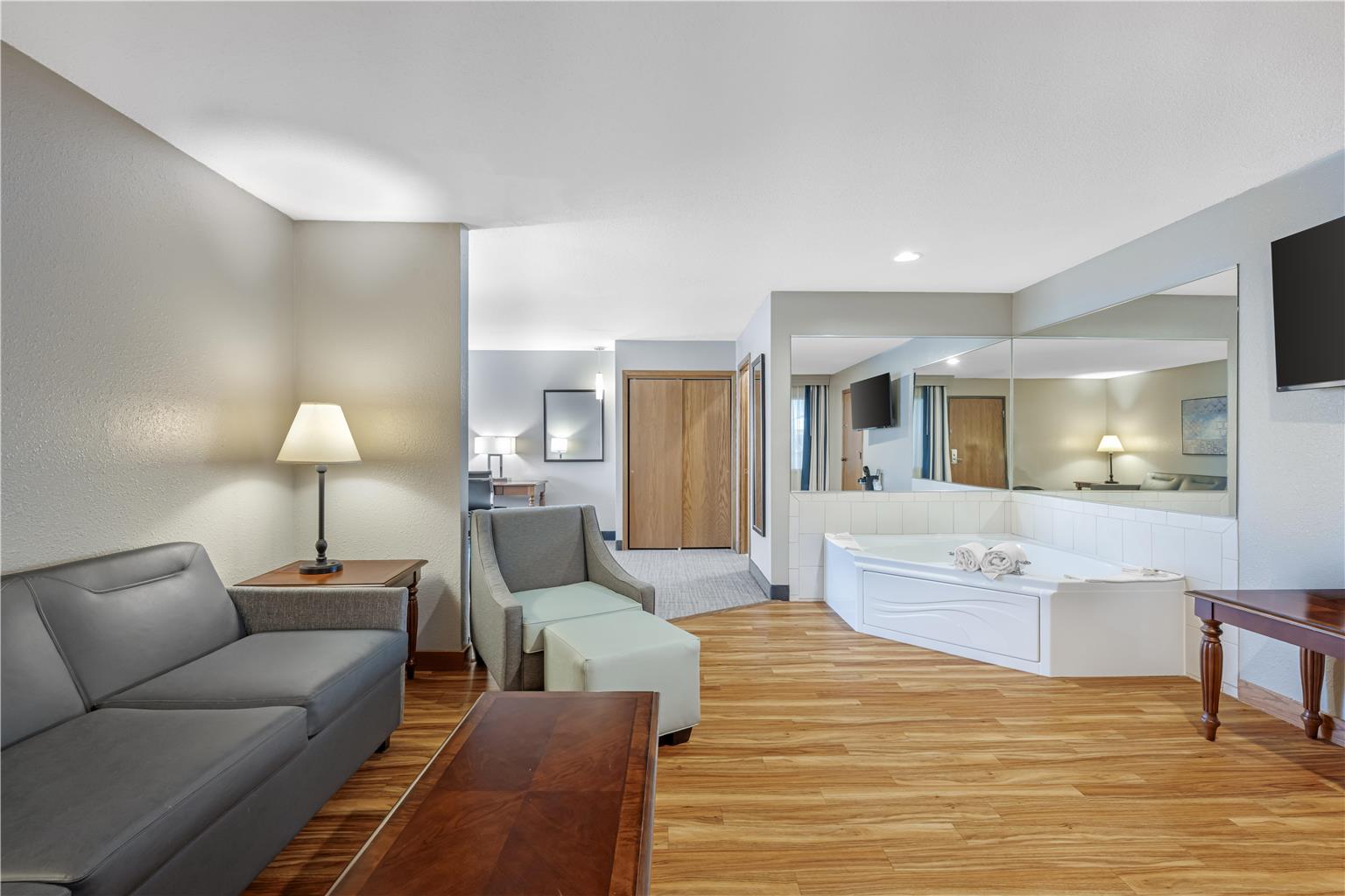Single King Suite with Whirlpool
