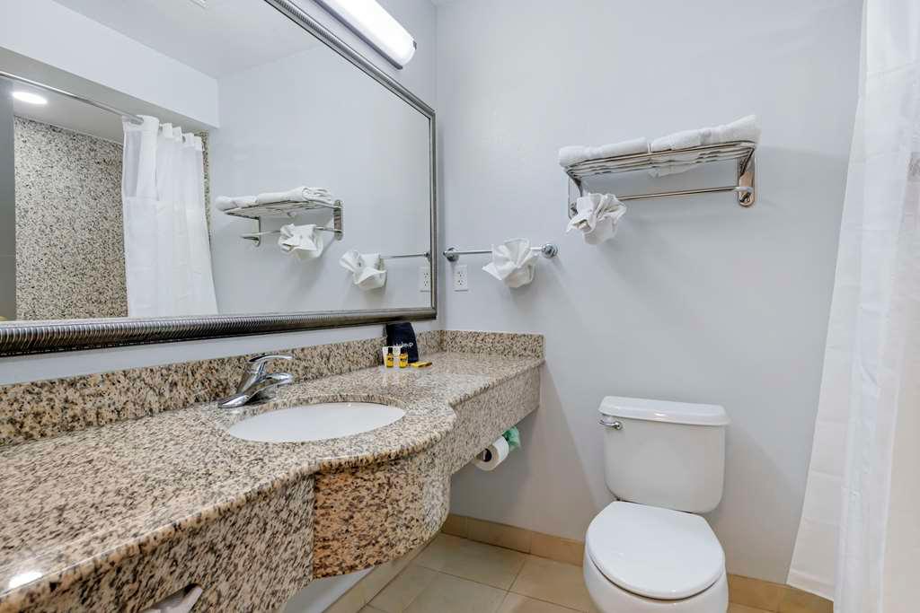 Guest Bathroom Best Western Plus First Coast Inn & Suites Yulee (904)225-0182