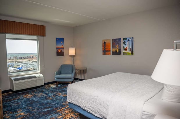 Images Hampton Inn & Suites Erie Bayfront