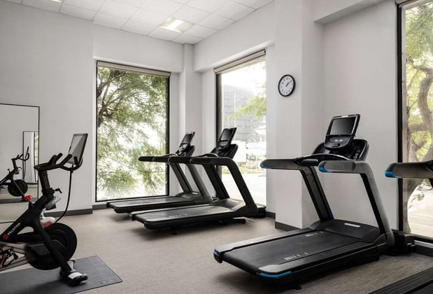 Images Hotel Zessa Orange County Airport, a DoubleTree by Hilton