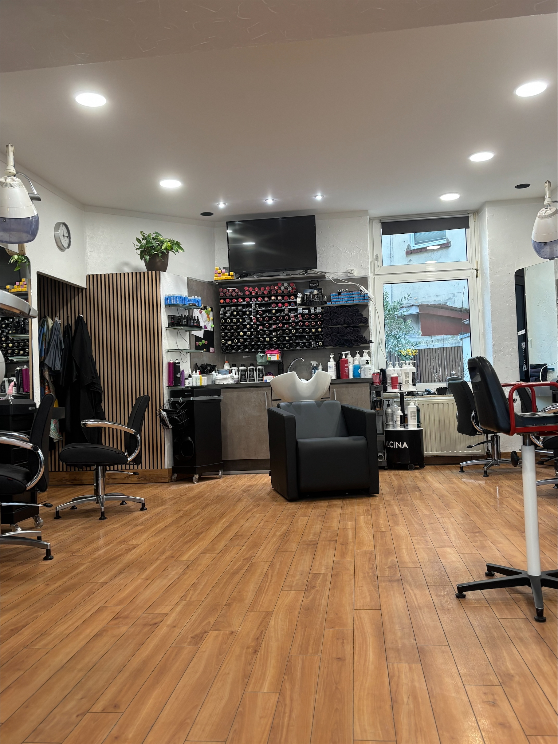 Der Salon- Friseur in Düsseldorf Eller, Gumbertstr. 138 in Düsseldorf
