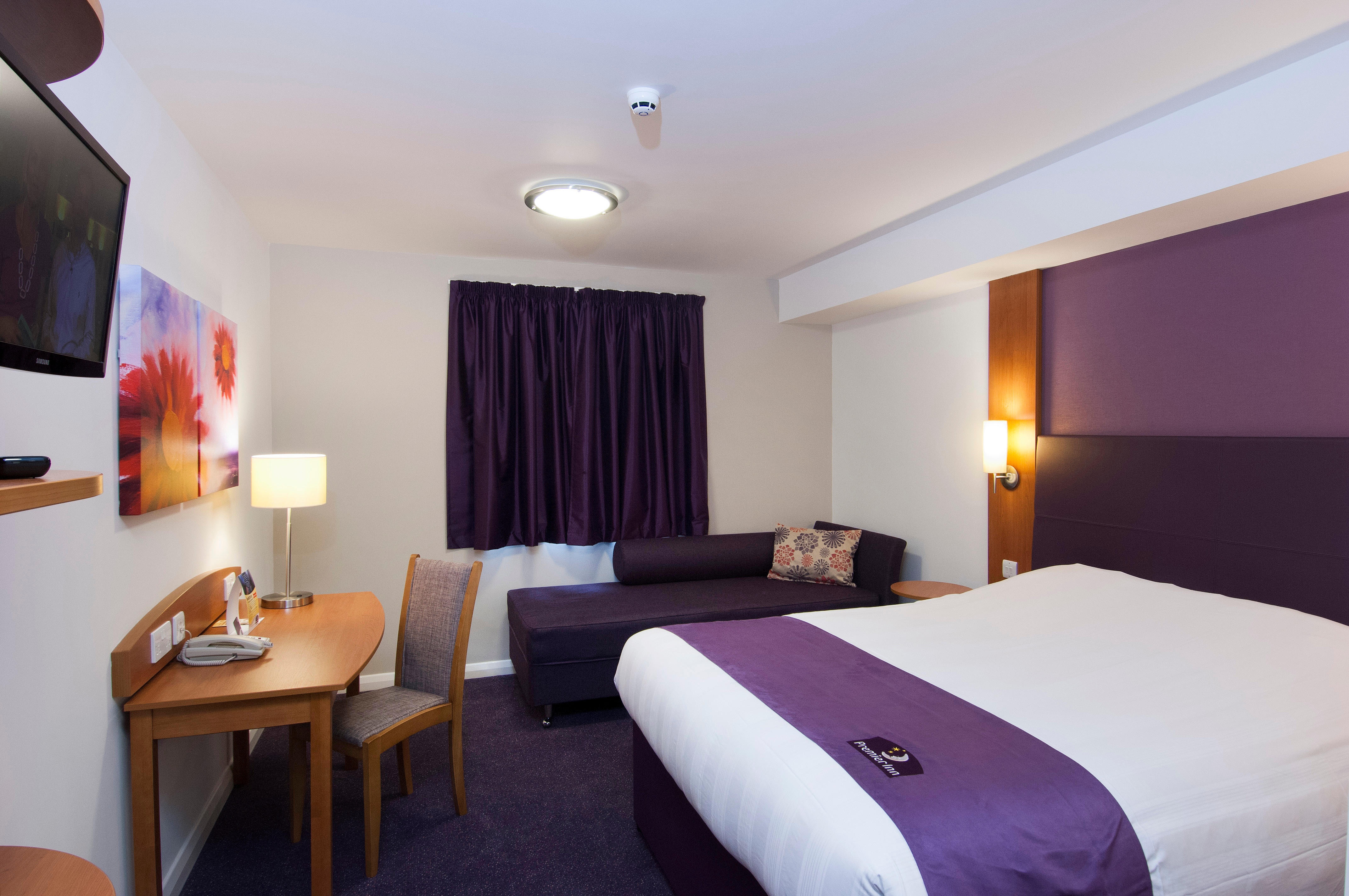 Premier Inn bedroom Premier Inn London Richmond hotel London 03333 219261