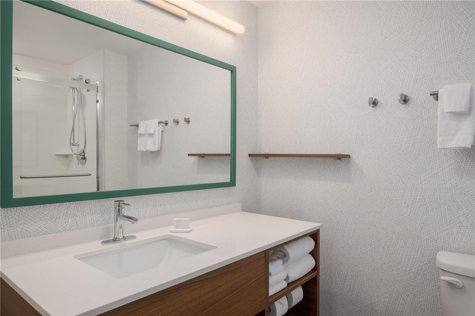 Guest room bath