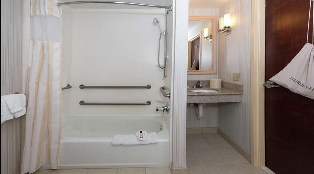 Guest room bath Hilton Garden Inn Macon / Mercer University Macon (478)741-5527