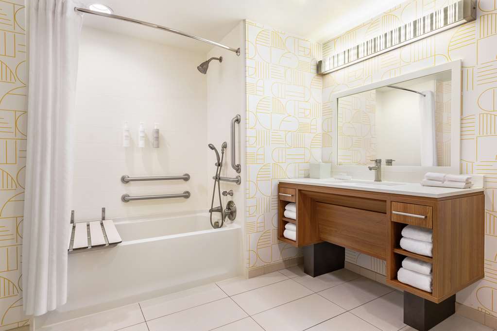 Guest room bath