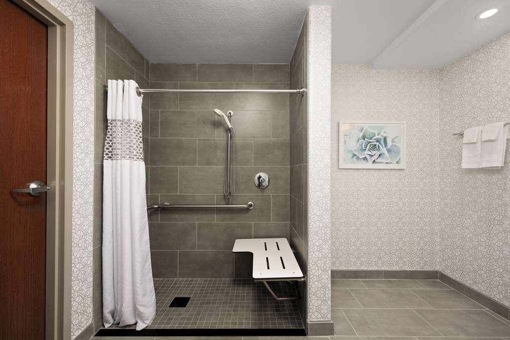 Guest room bath