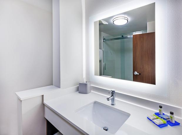 Images Holiday Inn Express & Suites Tulsa South - Woodland Hills by IHG