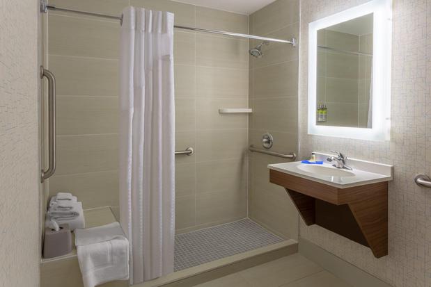 Images Holiday Inn Express LaGuardia Arpt by IHG