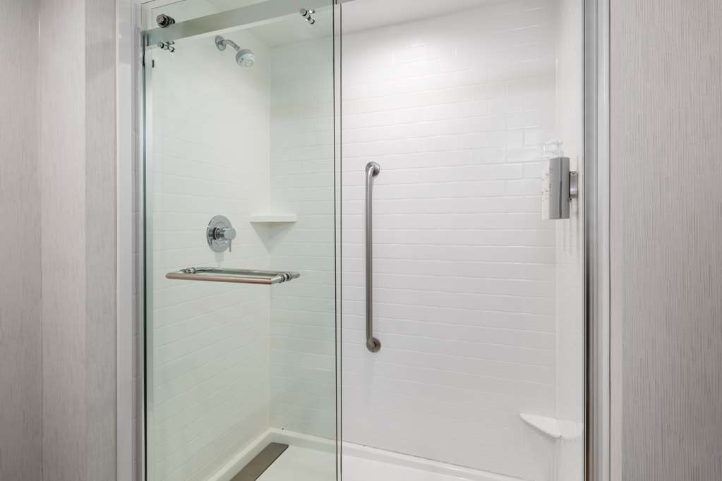 Guest room bath