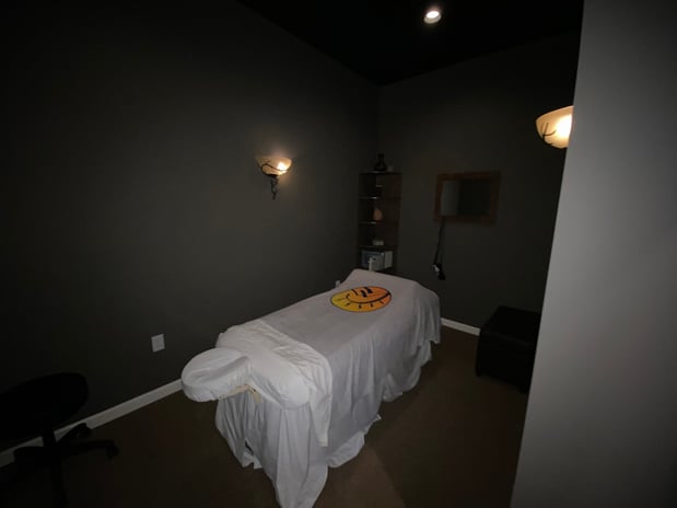 Images 100% Chiropractic - Monument