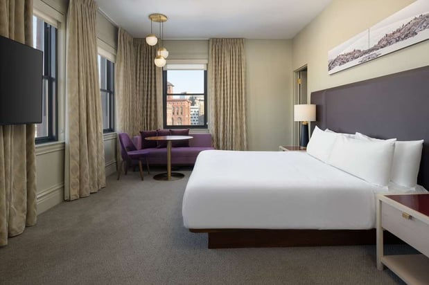 Images Hotel Savoy Kansas City, Tapestry Collection by Hilton