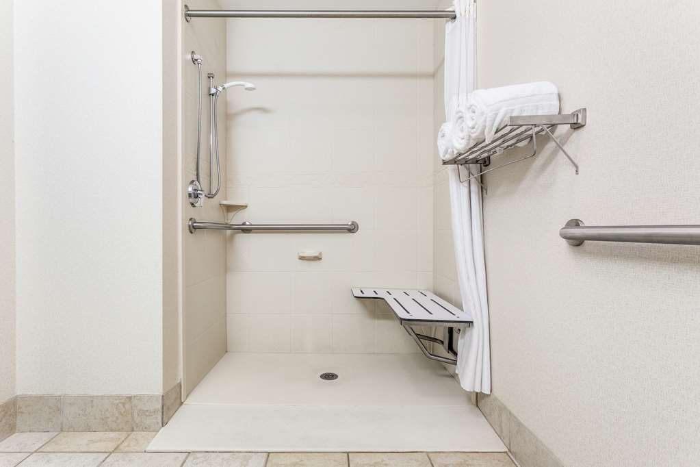 Guest room bath