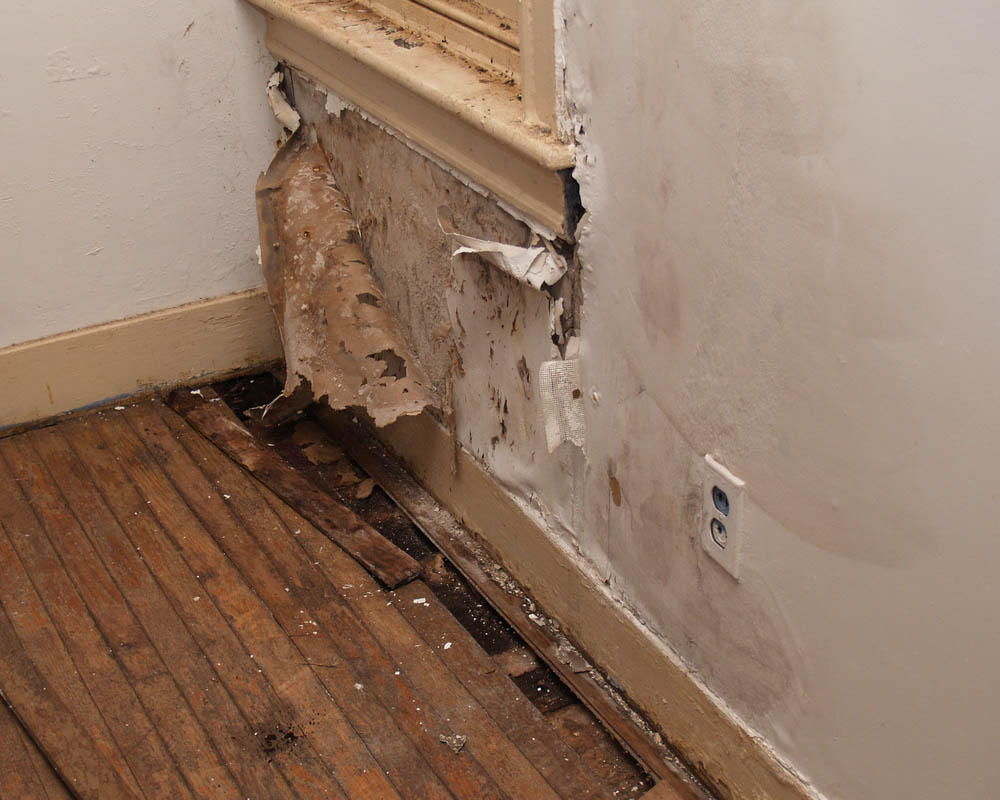 When it comes to water damage, you want a response that is QUICK & THOROUGH. Without the proper approach, water damage can lead to mold and become dangerous. Check out the before and after of this mold remediation in this residential property! Our team was able to make the damage "Like it never even happened."