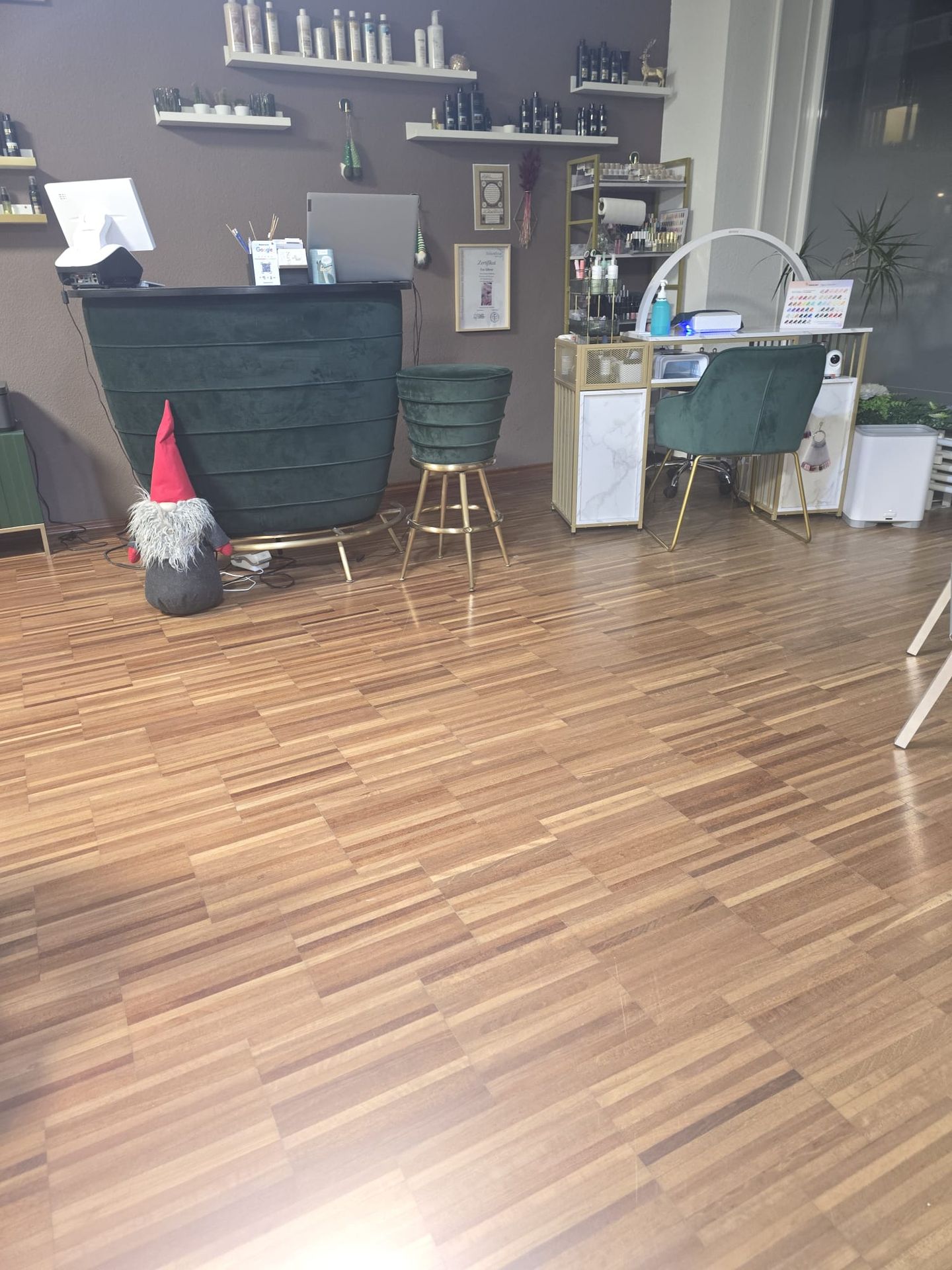 Hair & Beauty NaVa, Hainer Weg 146 in Frankfurt am Main