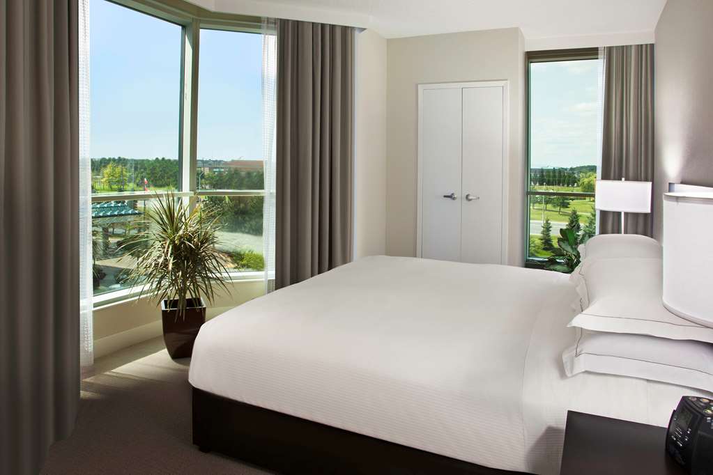 Hilton Toronto/Markham Suites Conference Centre & Spa à Markham: Guest room
